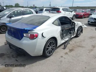 2017 Toyota 86 z VIN JF1ZNAA12H9701111, wystawiony jako IAAI lot #42016381 z przebiegiem 58 948 mil mil oraz . Historia ofert i sprzedaży dostępna na DreamBid. Obrazek 4.