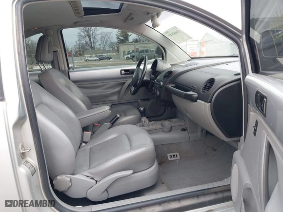 2000 Volkswagen New Beetle GLX with VIN 3VWDD21C4YM426323, listed as a IAAI auction lot 41604949 with 146,556 mi miles. Bid and sale history available at carsss.com. Image 5.