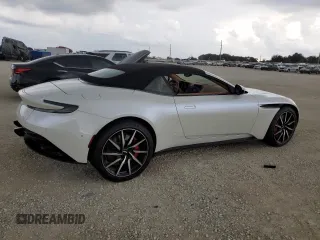 2020 Aston Martin DB11 z VIN SCFRMFCWXLGM09361, wystawiony jako Copart lot #74208744 z przebiegiem 10 972 mil mil oraz Szkody całkowita. Historia ofert i sprzedaży dostępna na DreamBid. Obrazek 3.