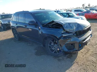 2024 Jeep Grand Cherokee z VIN 1C4RJYB65R8956514, wystawiony jako IAAI lot #42014321 z przebiegiem 25 568 mil mil oraz . Historia ofert i sprzedaży dostępna na DreamBid. Obrazek 1.