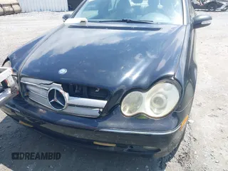 2003 Mercedes-Benz C 240 z VIN WDBRF61JX3A457198, wystawiony jako IAAI lot #42380809 z przebiegiem 251 167 mil mil oraz . Historia ofert i sprzedaży dostępna na DreamBid. Obrazek 6.