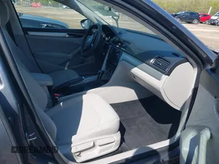 2018 Volkswagen Passat S z VIN 1VWAA7A35JC031938, wystawiony jako IAAI lot #42001015 z przebiegiem 109 450 mil mil oraz . Historia ofert i sprzedaży dostępna na DreamBid. Obrazek 5.
