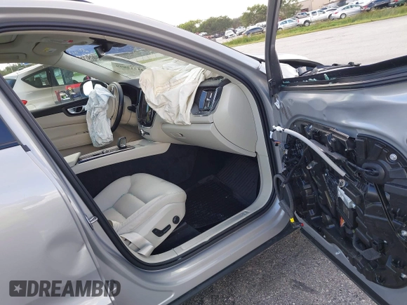 2024 Volvo XC60 Core Dark Theme z VIN YV4L12RK1R1908391, wystawiony jako IAAI lot #41212899 z przebiegiem 9083 mil mil oraz . Historia ofert i sprzedaży dostępna na DreamBid. Obrazek 5.