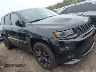 2017 Jeep Grand Cherokee SRT z VIN 1C4RJFDJ7HC683240, wystawiony jako IAAI lot #41919995 z przebiegiem 122 030 mil mil oraz . Historia ofert i sprzedaży dostępna na DreamBid. Obrazek 1.