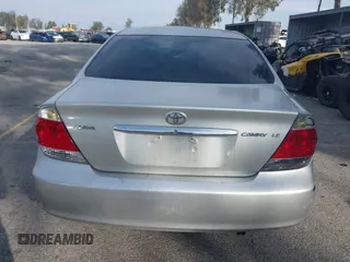 2005 Toyota Camry STD z VIN 4T1BE32K45U399095, wystawiony jako IAAI lot #41609211 z przebiegiem 244 705 mil mil oraz . Historia ofert i sprzedaży dostępna na DreamBid. Obrazek 16.