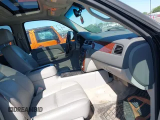 2008 Chevrolet Avalanche LTZ z VIN 3GNFK12338G139684, wystawiony jako IAAI lot #42232957 z przebiegiem 280 661 mil mil oraz . Historia ofert i sprzedaży dostępna na DreamBid. Obrazek 5.