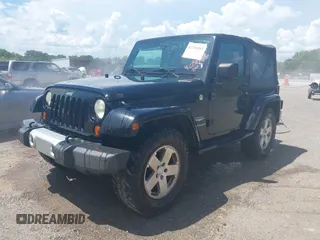 2010 Jeep Wrangler Sahara z VIN 1J4AA5D16AL110711, wystawiony jako IAAI lot #42751095 z przebiegiem 266 079 mil mil oraz . Historia ofert i sprzedaży dostępna na DreamBid. Obrazek 17.