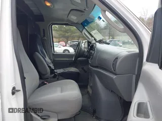 2008 Ford Econoline Cargo Commercial z VIN 1FTNE14WX8DB02132, wystawiony jako IAAI lot #41879542 z przebiegiem 401 784 mil mil oraz . Historia ofert i sprzedaży dostępna na DreamBid. Obrazek 5.