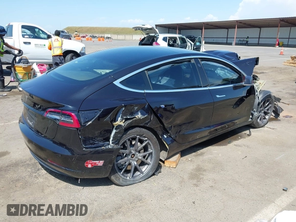 2018 Tesla Model 3 Long Range Battery z VIN 5YJ3E1EA2JF095525, wystawiony jako IAAI lot #42148713 z przebiegiem Nie podano mil oraz . Historia ofert i sprzedaży dostępna na DreamBid. Obrazek 4.