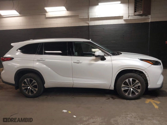2022 Toyota Highlander XLE with VIN 5TDGZRBH5NS168930, listed as a IAAI auction lot 41913580 with 16,762 mi miles. Bid and sale history available at carsss.com. Image 13.