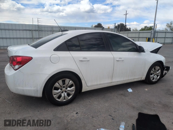 2015 Chevrolet Cruze LS z VIN 1G1PA5SHXF7151982, wystawiony jako Copart lot #54797185 z przebiegiem 137 278 mil mil oraz Szkoda całkowita • Salvage title. Historia ofert i sprzedaży dostępna na DreamBid. Obrazek 3.