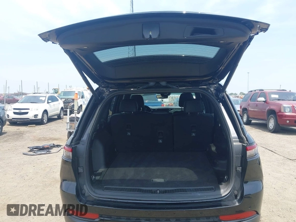 2023 Jeep Grand Cherokee Laredo z VIN 1C4RJGAG7PC648078, wystawiony jako IAAI lot #42474047 z przebiegiem 25 663 mil mil oraz . Historia ofert i sprzedaży dostępna na DreamBid. Obrazek 18.