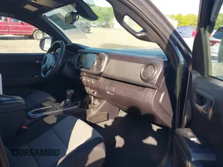 2021 Toyota Tacoma SR z VIN 3TYCZ5AN7MT017377, wystawiony jako IAAI lot #42285326 z przebiegiem 91 657 mil mil oraz . Historia ofert i sprzedaży dostępna na DreamBid. Obrazek 5.