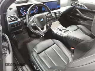 2024 BMW 4 Series 430i xDrive z VIN WBA43AT02RCR37449, wystawiony jako Copart lot #55704005 z przebiegiem 26 439 mil mil oraz Czysty tytuł • Clean title. Historia ofert i sprzedaży dostępna na DreamBid. Obrazek 8.
