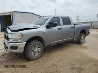 2024 Ram 2500 Tradesman z VIN 3C6UR5CL1RG328893, wystawiony jako Copart lot #53486795 z przebiegiem 12 982 mil mil oraz Szkody całkowita. Historia ofert i sprzedaży dostępna na DreamBid. Obrazek 1.