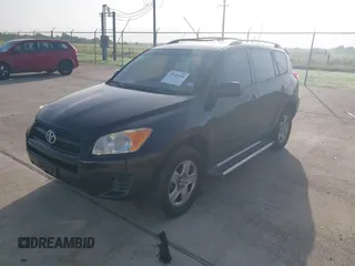 2010 Toyota RAV4 z VIN JTMZF4DV2AD017346, wystawiony jako IAAI lot #42641598 z przebiegiem 237 460 mil mil oraz . Historia ofert i sprzedaży dostępna na DreamBid. Obrazek 2.