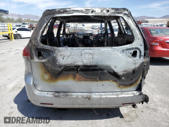 2014 Toyota Sienna L z VIN 5TDZK3DC1ES473465, wystawiony jako Copart lot #52207815 z przebiegiem Nie podano mil oraz Nie do naprawy • Non repairable. Historia ofert i sprzedaży dostępna na DreamBid. Obrazek 6.