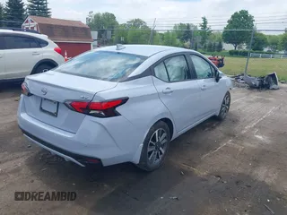 2024 Nissan Versa SV z VIN 3N1CN8EV1RL877066, wystawiony jako IAAI lot #42263312 z przebiegiem 6 081 mil mil oraz . Historia ofert i sprzedaży dostępna na DreamBid. Obrazek 4.