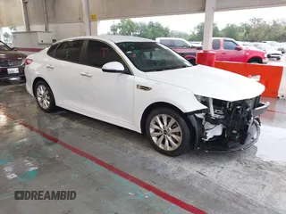 2017 Kia Optima LX z VIN 5XXGT4L38HG154646, wystawiony jako IAAI lot #42219671 z przebiegiem 126 869 mil mil oraz . Historia ofert i sprzedaży dostępna na DreamBid. Obrazek 1.
