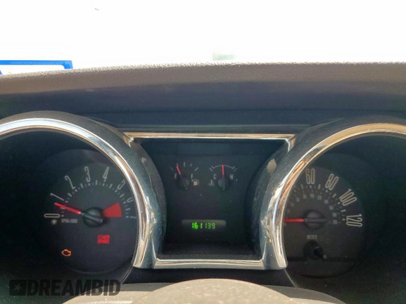 2005 Ford Mustang Deluxe z VIN 1ZVFT80N255187566, wystawiony jako Copart lot #58336465 z przebiegiem 161 139 mil mil oraz Czysty tytuł • Clean title. Historia ofert i sprzedaży dostępna na DreamBid. Obrazek 9.