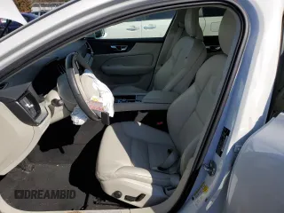2021 Volvo V60 z VIN YV4102WK1M1074808, wystawiony jako Copart lot #42506854 z przebiegiem Nie podano mil oraz . Historia ofert i sprzedaży dostępna na DreamBid. Obrazek 7.