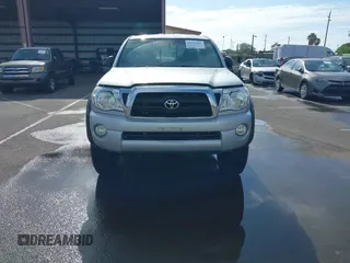 2005 Toyota Tacoma z VIN 5TEUU42N45Z035010, wystawiony jako IAAI lot #41916068 z przebiegiem 225 642 mil mil oraz . Historia ofert i sprzedaży dostępna na DreamBid. Obrazek 13.