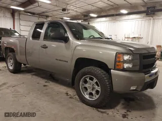 2007 Chevrolet Silverado 1500 LT w/1LT with VIN 2GCEK190171692471, listed as a IAAI auction lot 40074274 with 211,596 mi miles. Bid and sale history available at carsss.com. Image 1.