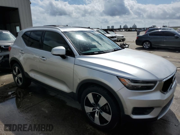 2019 Volvo XC40 Momentum z VIN YV4AC2HK4K2121194, wystawiony jako Copart lot #50720094 z przebiegiem 51 198 mil mil oraz Szkoda całkowita • Salvage title. Historia ofert i sprzedaży dostępna na DreamBid. Obrazek 4.