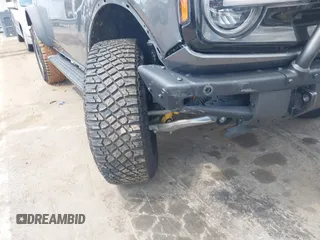 2024 Ford Bronco Outer Banks z VIN 1FMDE8BHXRLA40761, wystawiony jako IAAI lot #42704734 z przebiegiem 22 706 mil mil oraz . Historia ofert i sprzedaży dostępna na DreamBid. Obrazek 17.