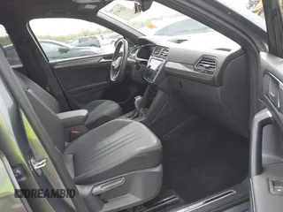 2023 Volkswagen Tiguan SE R-Line Black с VIN 3VVCB7AX5PM039767, выставлен на аукционе IAAI как лот 42014072 с пробегом 18 424 миль миль и . История ставок и продаж доступна на DreamBid. Изображение 5.