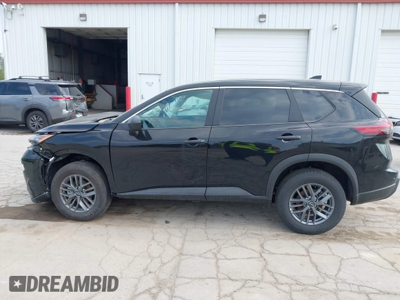 2025 Nissan Rogue S z VIN 5N1BT3AB2SC833281, wystawiony jako IAAI lot #42410948 z przebiegiem 1 389 mil mil oraz . Historia ofert i sprzedaży dostępna na DreamBid. Obrazek 15.