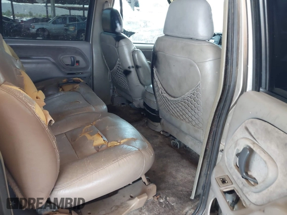 1999 GMC Suburban with VIN 3GKFK16R8XG501843, listed as a IAAI auction lot 42467263 with Not provided miles and . Bid and sale history available at DreamBid. Image 8.