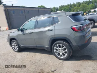 2023 Jeep Compass Latitude Lux z VIN 3C4NJDFN8PT531229, wystawiony jako IAAI lot #42383427 z przebiegiem 6 979 mil mil oraz . Historia ofert i sprzedaży dostępna na DreamBid. Obrazek 14.