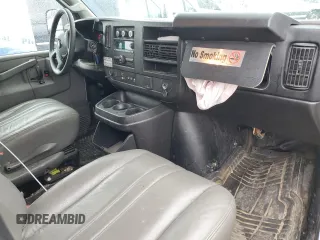 2018 Chevrolet Express Cargo z VIN 1GCWGAFGXJ1291456, wystawiony jako Copart lot #82140854 z przebiegiem 141 829 mil mil oraz Szkoda całkowita • Salvage title. Historia ofert i sprzedaży dostępna na DreamBid. Obrazek 8.