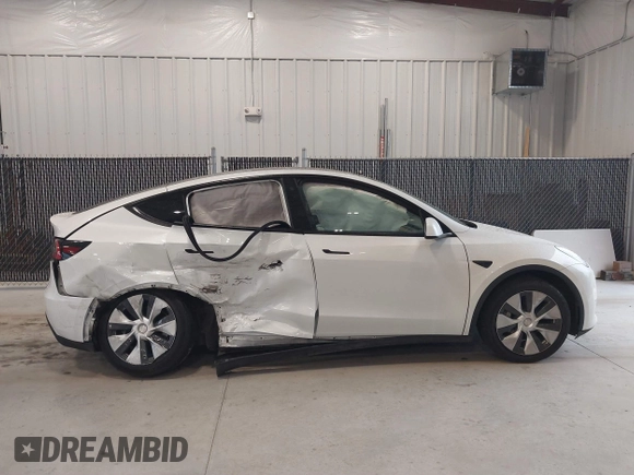 2020 Tesla Model Y Long Range z VIN 5YJYGDEE8LF054338, wystawiony jako IAAI lot #39026888 z przebiegiem 86 142 mil mil oraz . Historia ofert i sprzedaży dostępna na DreamBid. Obrazek 12.
