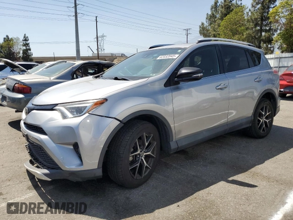 2016 Toyota RAV4 SE z VIN 2T3JFREV5GW499752, wystawiony jako Copart lot #62032045 z przebiegiem 77 711 mil mil oraz Szkoda całkowita • Salvage title. Historia ofert i sprzedaży dostępna na DreamBid. Obrazek 1.