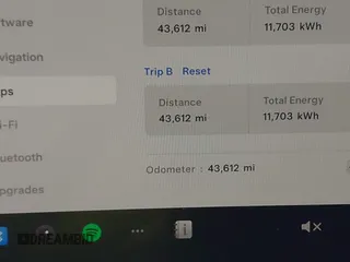 2023 Tesla Model 3 z VIN 5YJ3E1EA1PF512562, wystawiony jako IAAI lot #41719618 z przebiegiem 43 612 mil mil oraz . Historia ofert i sprzedaży dostępna na DreamBid. Obrazek 16.
