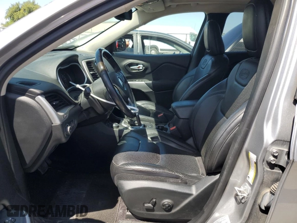 2017 Jeep Cherokee Overland z VIN 1C4PJMJS1HW588812, wystawiony jako Copart lot #58182885 z przebiegiem 77 794 mil mil oraz Szkoda całkowita • Salvage title. Historia ofert i sprzedaży dostępna na DreamBid. Obrazek 7.