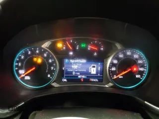 2022 Chevrolet Equinox LT z VIN 2GNAXKEV7N6136194, wystawiony jako Copart lot #50752925 z przebiegiem 46 749 mil mil oraz Szkoda całkowita • Salvage title. Historia ofert i sprzedaży dostępna na DreamBid. Obrazek 9.