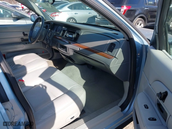 2005 Ford Crown Victoria LX with VIN 2FAFP74W65X135964, listed as a IAAI auction lot 41271175 with 82,494 mi miles. Bid and sale history available at carsss.com. Image 5.