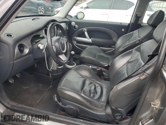 2005 MINI Hardtop S с VIN WMWRE33465TD90908, выставлен на аукционе Copart как лот 50671585 с пробегом Не указан миль и Списание • Salvage title. История ставок и продаж доступна на DreamBid. Изображение 7.