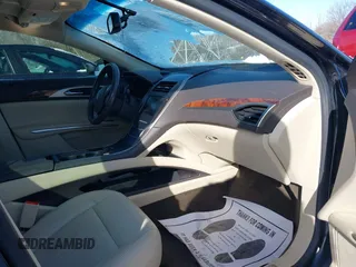 2015 Lincoln MKZ z VIN 3LN6L2J95FR620390, wystawiony jako IAAI lot #41586267 z przebiegiem 127 870 mil mil oraz . Historia ofert i sprzedaży dostępna na DreamBid. Obrazek 5.