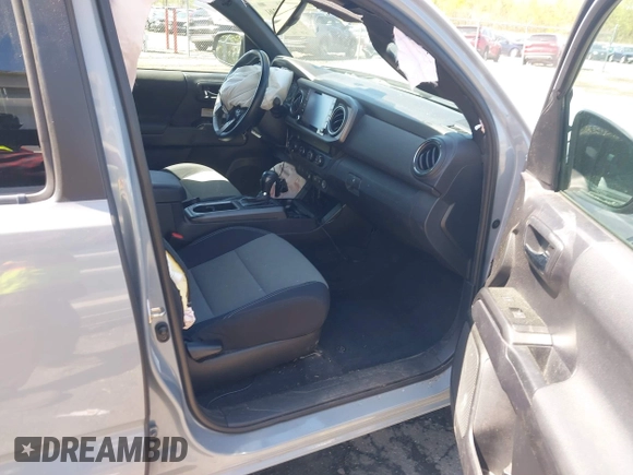 2020 Toyota Tacoma SR5 z VIN 3TMCZ5AN6LM330074, wystawiony jako IAAI lot #41982461 z przebiegiem 43 756 mil mil oraz . Historia ofert i sprzedaży dostępna na DreamBid. Obrazek 5.