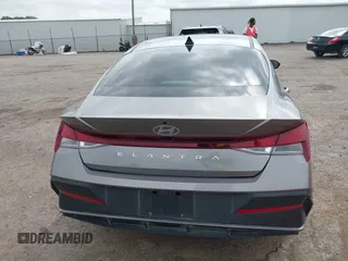 2024 Hyundai Elantra SEL z VIN KMHLM4DG2RU642396, wystawiony jako IAAI lot #42126260 z przebiegiem 15 225 mil mil oraz . Historia ofert i sprzedaży dostępna na DreamBid. Obrazek 17.