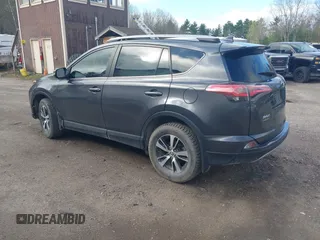 2018 Toyota RAV4 XLE z VIN 2T3WFREV9JW445903, wystawiony jako IAAI lot #42119869 z przebiegiem 47 866 mil mil oraz . Historia ofert i sprzedaży dostępna na DreamBid. Obrazek 3.