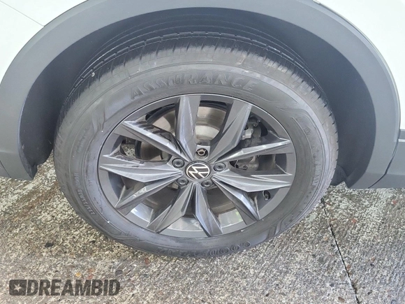 2024 Volkswagen Tiguan SE z VIN 3VV3B7AX3RM105123, wystawiony jako IAAI lot #42796460 z przebiegiem 36 543 mil mil oraz . Historia ofert i sprzedaży dostępna na DreamBid. Obrazek 38.