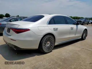 2022 Mercedes-Benz S 580 z VIN W1K6G7GB6NA098643, wystawiony jako Copart lot #60996695 z przebiegiem 48 976 mil mil oraz Czysty tytuł • Clean title. Historia ofert i sprzedaży dostępna na DreamBid. Obrazek 3.