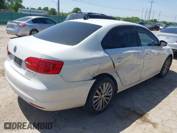 2011 Volkswagen Jetta SEL z VIN 3VWLX7AJ2BM006596, wystawiony jako IAAI lot #42088813 z przebiegiem 192 884 mil mil oraz . Historia ofert i sprzedaży dostępna na DreamBid. Obrazek 4.