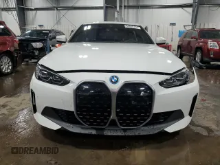 2024 BMW i4 xDrive40 z VIN WBY83FB06RFT27327, wystawiony jako Copart lot #84040704 z przebiegiem 5 137 mil mil oraz Szkoda całkowita • Salvage title. Historia ofert i sprzedaży dostępna na DreamBid. Obrazek 5.