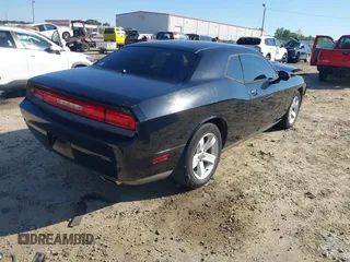 2013 Dodge Challenger SXT z VIN 2C3CDYAG4DH718894, wystawiony jako IAAI lot #42156336 z przebiegiem 153 000 mil mil oraz . Historia ofert i sprzedaży dostępna na DreamBid. Obrazek 4.
